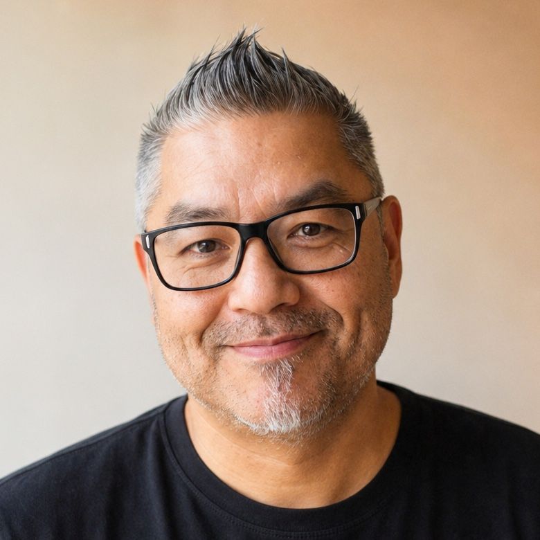 Detlef Chen, lächelnd, mit Brille