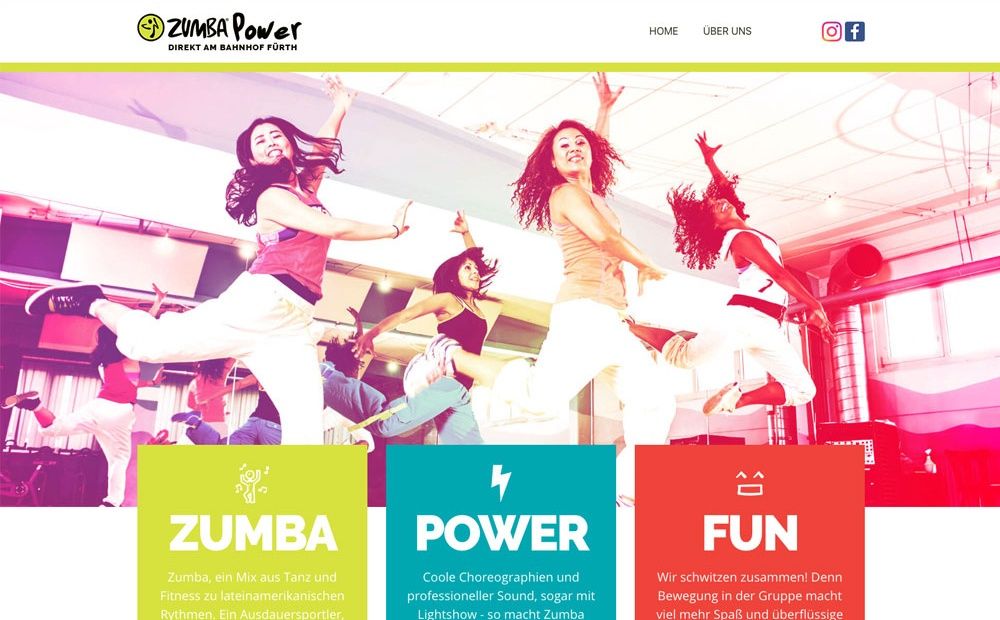Startseite der Website von Zumba Power in Fürth: Foto springender Tänzerinnen, darunter drei farbige Kacheln „Zumba“, „Power“ und „Fun“.