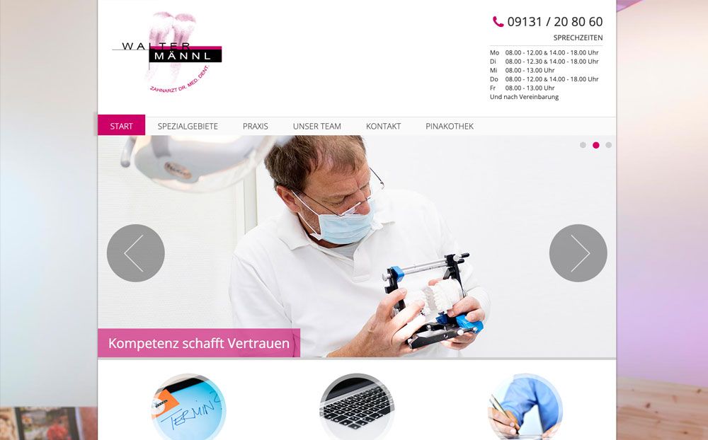 Startseite der Website einer Zahnarztpraxis: Bildslider mit einem Zahnarzt bei der Arbeit und dem Satz „Kompetenz schafft Vertrauen“, oben Telefonnummer und Sprechzeiten.